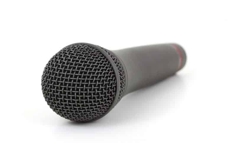 Las y los 10 cantantes que nunca debieron interpretar en español