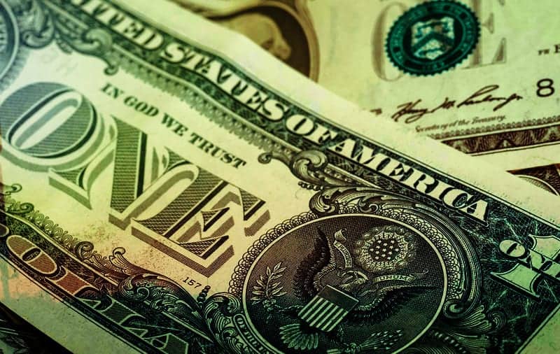 Dólar gana terreno, rompe mejor nivel del peso en 2018