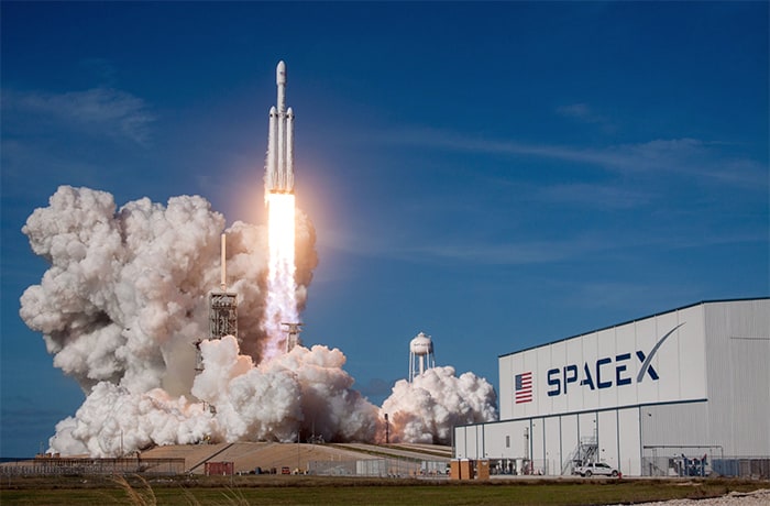 Elon Musk logra enviar el primer auto al espacio