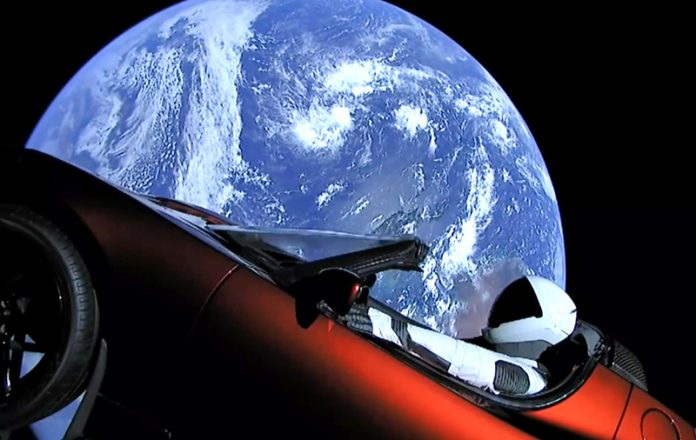 Elon Musk logra enviar el primer auto al espacio