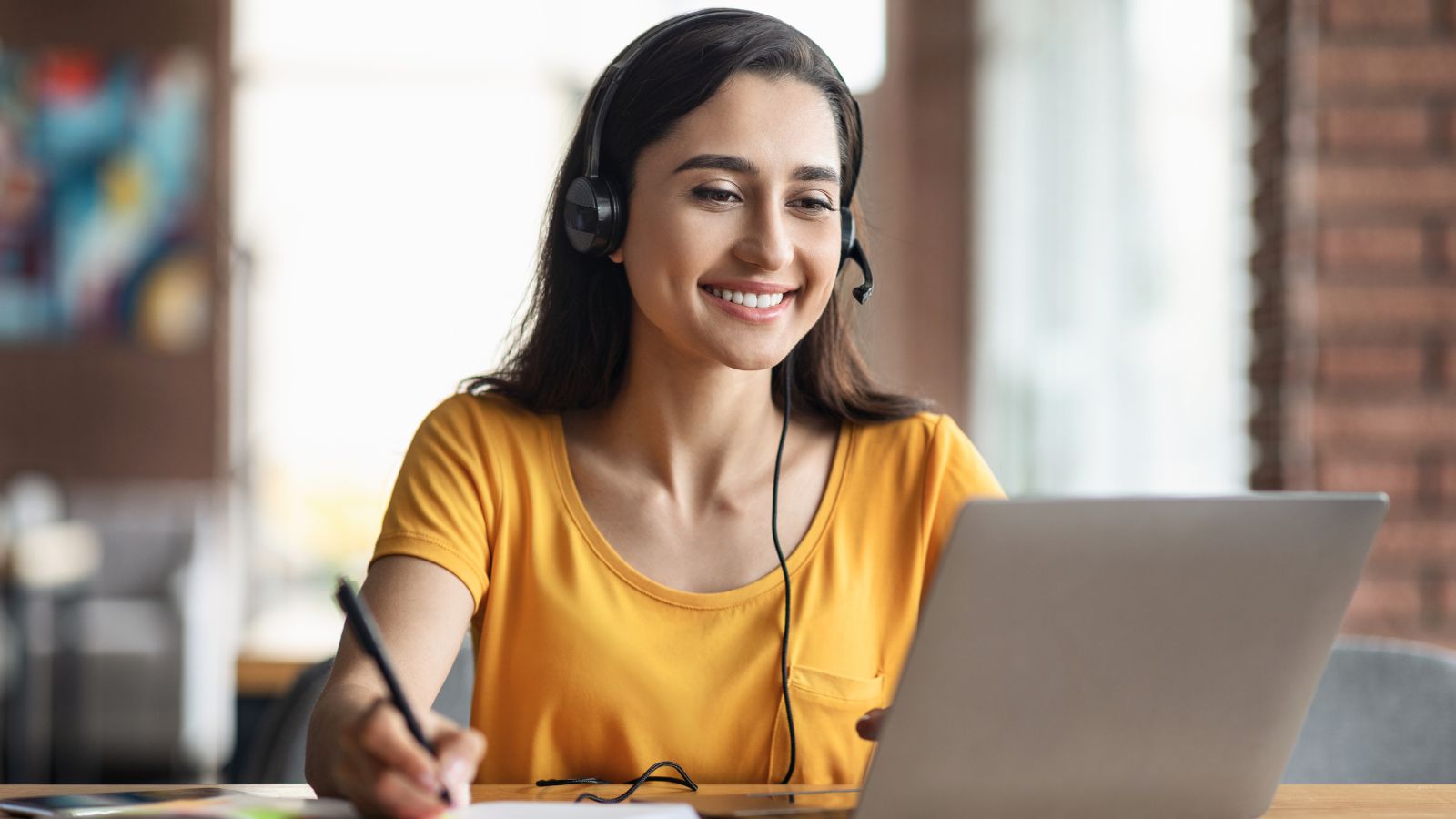 Trabajo cotidiano con tecnología digital en 2025