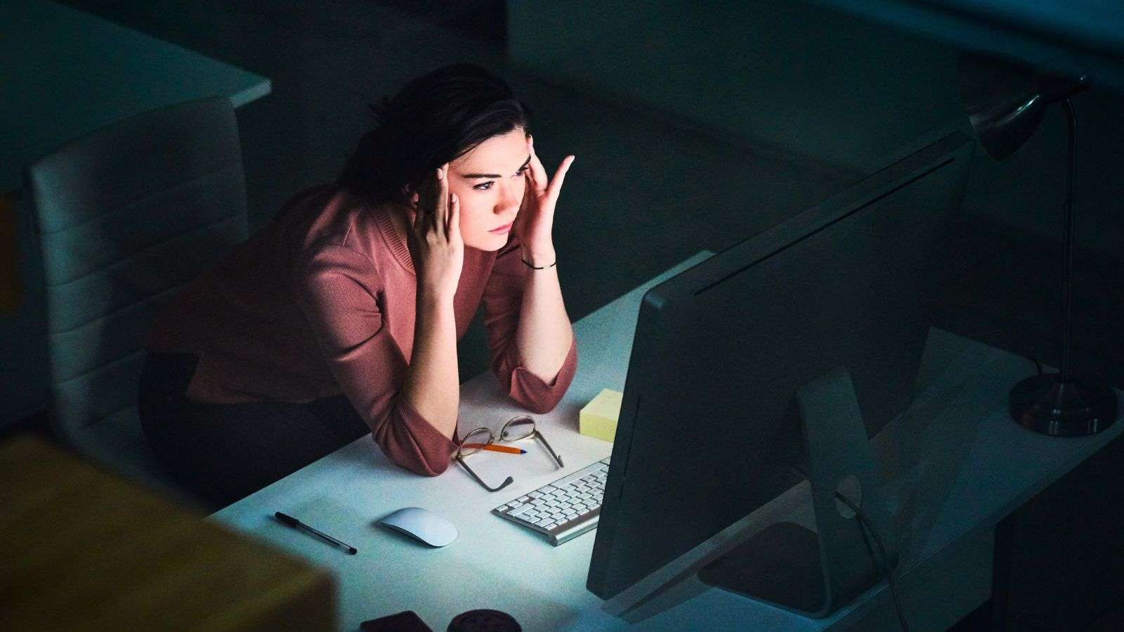 Persona experimentando estrés frente a una pantalla durante una compra en línea.