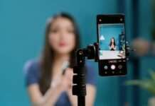 Creador de contenido grabando un video frente a su celular para redes sociales