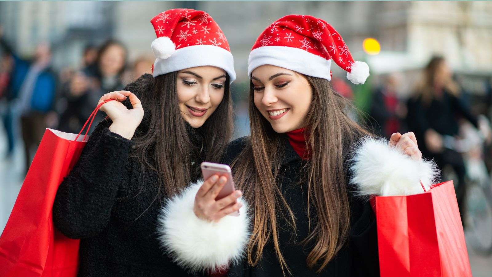 Jóvenes compartiendomensajes navideños por celular