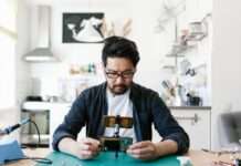 Persona viendo una reseña en video con su teléfono móvil.