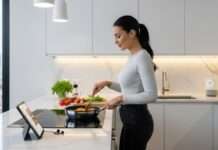 Actividad cotidiana en el hogar con tecnología integrada como parte de la vida digital diaria