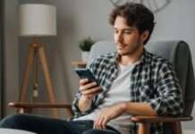 Persona interrumpiendo una actividad cotidiana al recibir una notificación en su dispositivo móvil