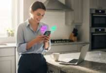 Persona usando tecnología en un entorno cotidiano, sin dramatismo ni estética futurista. Nada de robots, nada de ciencia ficción. Escena humana y real.