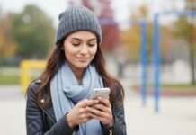 Joven haciendo conciencia en el uso de la inteligencia artificial en un entorno urbano