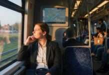 Persona reflexionando durante un trayecto cotidiano, rodeada de tecnología integrada a la vida diaria.