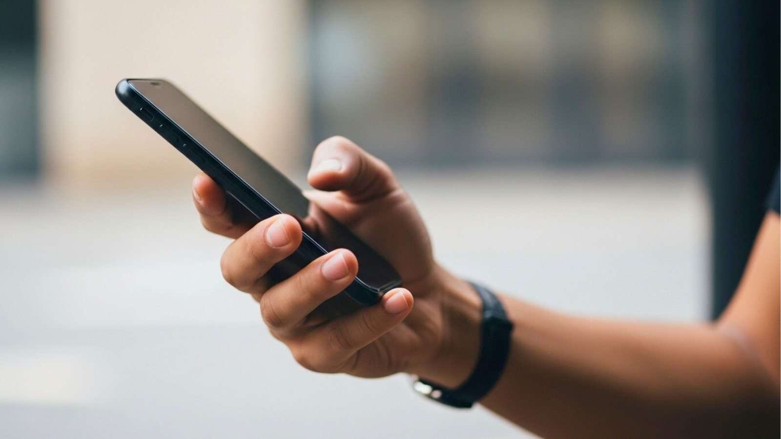 Persona con celular cerca de la ventana en un momento de pausa digital