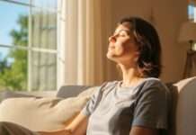 Persona descansando sin usar el teléfono móvil.