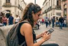 Los algoritmos también editan lo que vemos en internet Persona usando smartphone con feed de redes sociales que representa cómo los algoritmos organizan el contenido digital