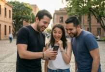 Por qué algunas ideas se vuelven virales (y otras no) Personas reaccionando a contenido en un smartphone