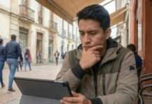 Persona leyendo información en un tablet, en una escena cotidiana