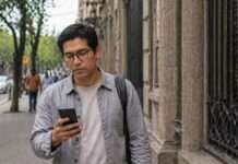 Persona tomando decisiones en entorno digital con apoyo de inteligencia artificial