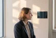 Imagen conceptual de una persona con iluminación sutil en forma de cerebro para representar procesamiento mental y confianza en lo digital