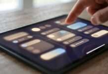 Interfaz digital en pantalla con elementos organizados y una mano interactuando de forma sutil en un entorno moderno