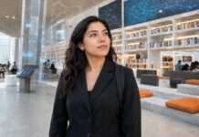 Nunca habíamos tenido tantas oportunidades para aprender dentro del entorno digital Alt: Joven observando tecnología e información en un espacio tipo museo o exposición, como parte de una experiencia de aprendizaje digital.