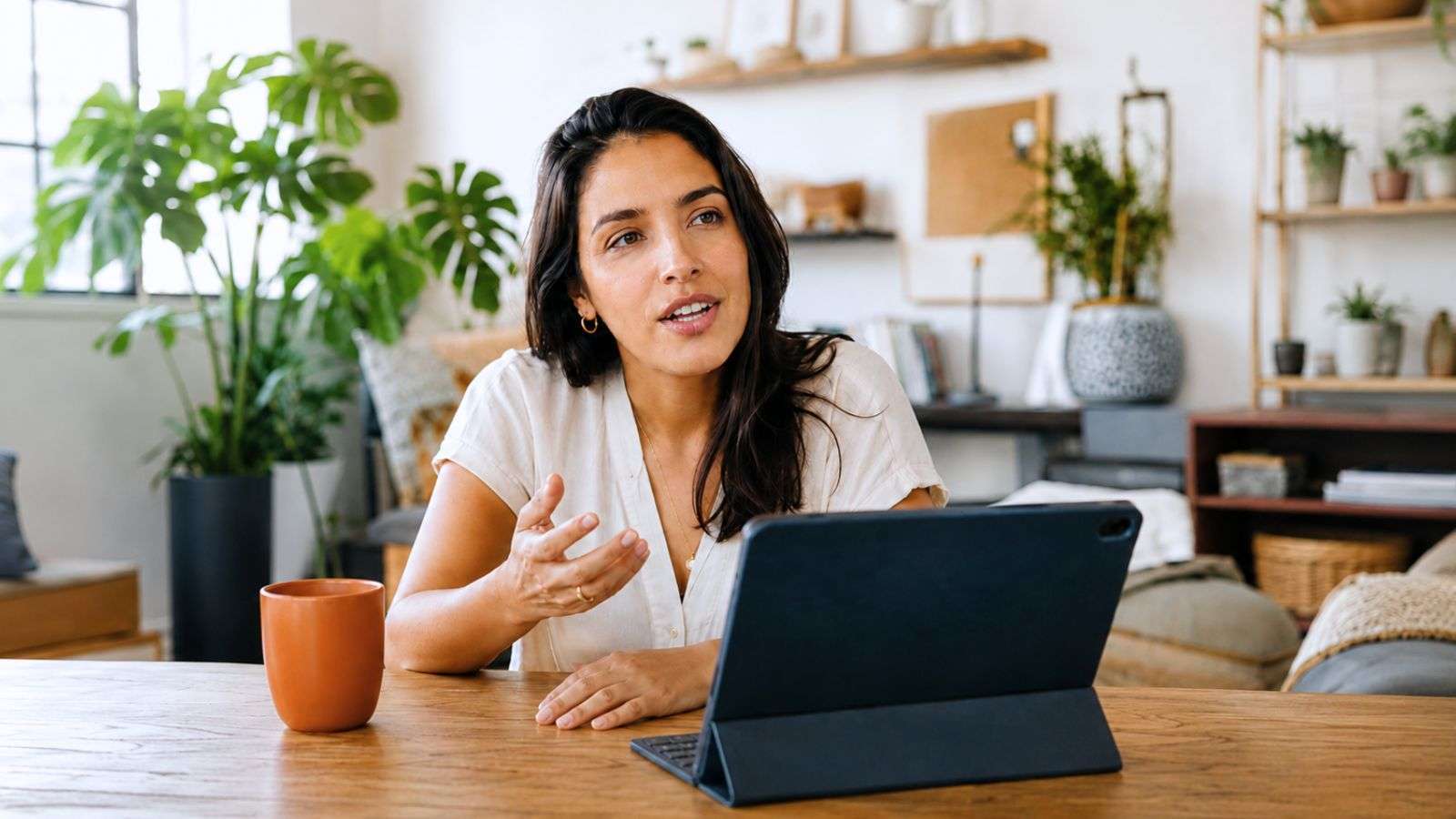 Persona hablando de forma natural con tecnología cerca en una escena relacionada con aprendizaje, reflexión y comunicación digital.