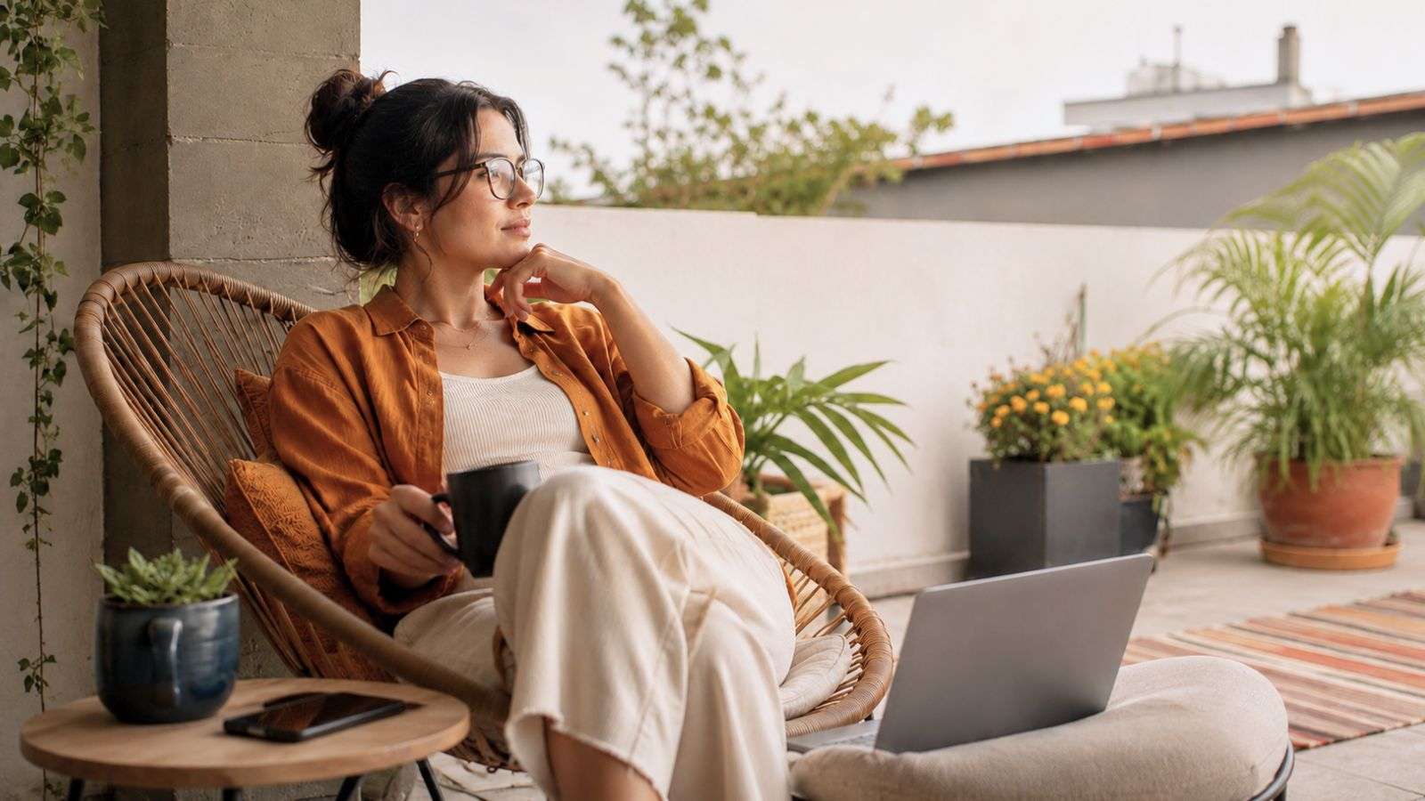 Persona relajada con tecnología cerca en un entorno contemporáneo, en una escena relacionada con pausa, reflexión y aprendizaje digital.