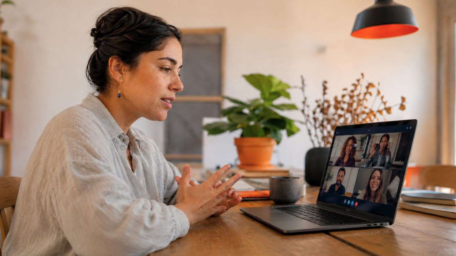 Persona participando en una videollamada desde un entorno cálido y moderno, en una escena sobre autenticidad en internet, presencia digital e inteligencia artificial.