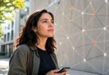 El cerebro aprende mejor cuando conecta ideas que cuando memoriza datos aislados Primer plano de una persona contemporánea experimentando un momento de comprensión mientras relaciona distintas ideas e información dentro de un entorno de aprendizaje moderno.
