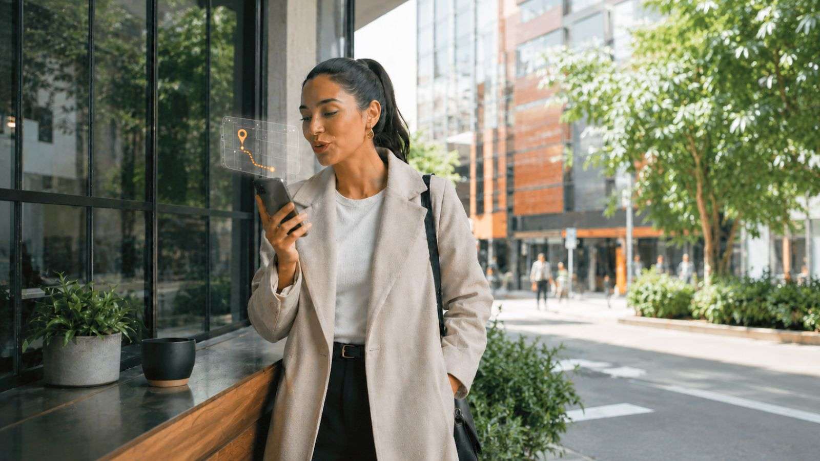 Mujer hablando por celular en un entorno urbano moderno mientras utiliza herramientas digitales para orientarse y comprender información cotidiana.