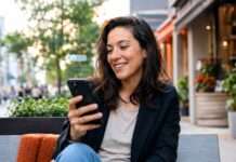 Comunicar en tiempos de IA también exige claridad humana Persona comunicando una idea con tecnología cerca en una escena relacionada con inteligencia artificial, claridad humana y comunicación digital.
