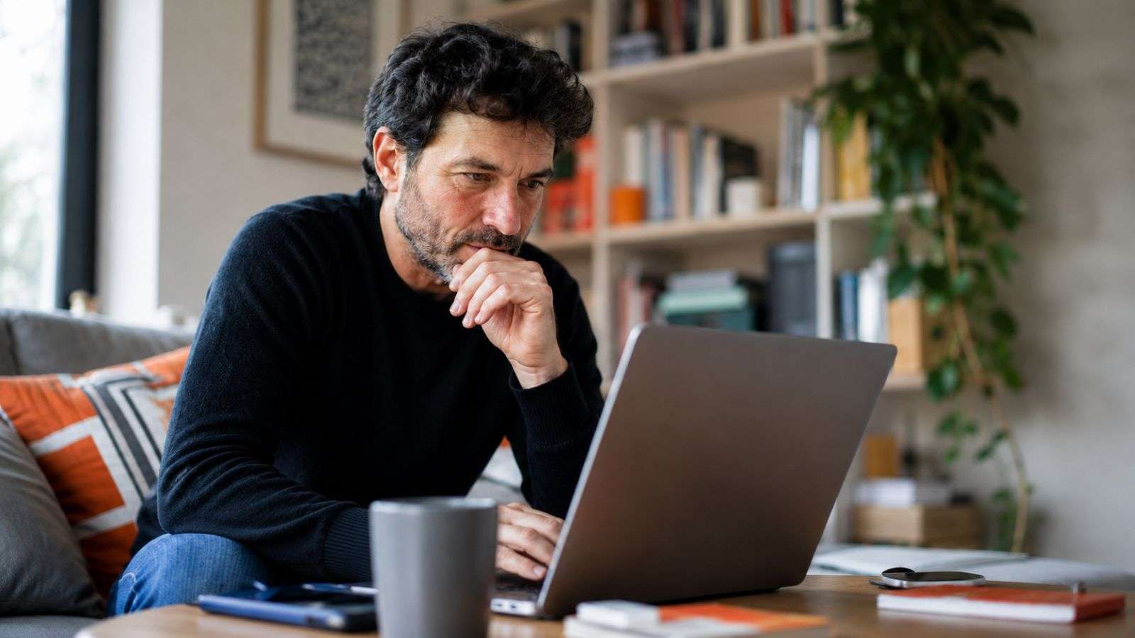 Persona revisando un mensaje con tecnología cerca en una escena relacionada con inteligencia artificial, comunicación digital e intención humana.