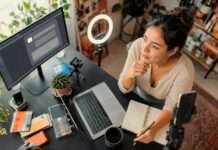Mujer preparando su imagen digital frente a una computadora y herramientas de creación en una escena sobre presencia en internet e inteligencia artificial.