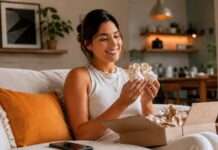 5 señales de una buena atención digital después de comprar por internet Persona disfruta una compra reciente en casa después de una experiencia positiva de atención digital