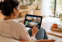 Por qué guardamos capturas, mensajes y enlaces que casi nunca volvemos a abrir Persona observa fotografías guardadas en una tablet dentro de un hogar luminoso