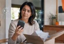 Por qué recordamos tanto una mala experiencia de compra en línea Persona observando con duda un paquete abierto después de una compra en línea.