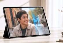 Pantalla moderna con la imagen de un hombre joven y señales visuales sutiles de procedencia y etiquetado digital.