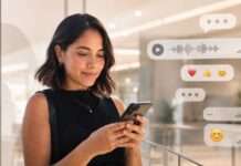 Un mensaje digital dice más de lo que parece Mujer joven interactuando con mensajes y señales digitales en un entorno contemporáneo