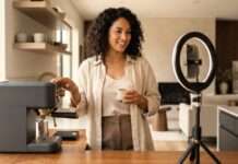 Creador de contenido graba una reseña de una cafetera frente a una cámara y un aro de luz.