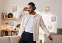 Hombre joven utiliza servicios digitales en un espacio cotidiano contemporáneo.