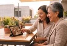 Una fotografía puede seguir contando historias con el tiempo Dos mujeres observan una fotografía antigua en una tableta y comentan sus recuerdos en una terraza contemporánea.